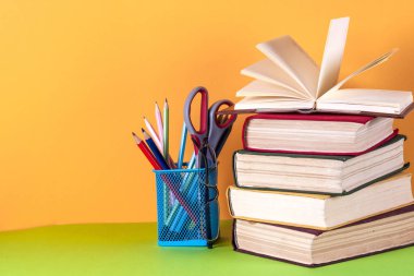 Açık kitap, parlak arkaplan üzerine ciltli kitaplar.