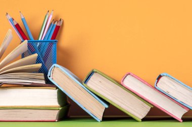 Açık kitap, parlak arkaplan üzerine ciltli kitaplar.