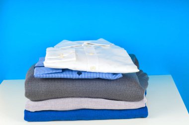 yığın üzerinde beyaz izole giyim