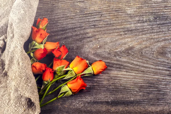 Tahtada kırmızı güller, Sevgililer Günü arkaplanı.. — Stok fotoğraf