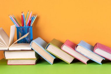 Açık kitap, parlak arkaplan üzerine ciltli kitaplar.