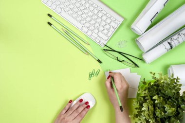 Taslak üzerinde çalışan bir mimar.