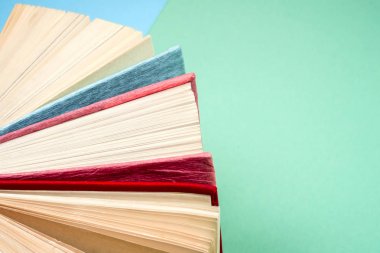 Bir daire içinde parlak renkli ciltli kitapların Üstten Görünüm.