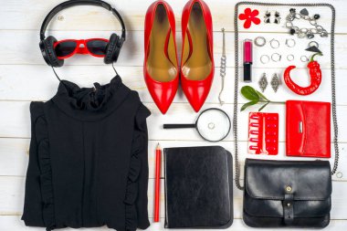 Kadın giyim ayarla ve aksesuarları üzerinde ahşap arka plan beyaz.