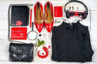 Kadın giyim ayarla ve aksesuarları üzerinde ahşap arka plan beyaz.