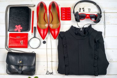 Kadın giyim ayarla ve aksesuarları üzerinde ahşap arka plan beyaz.