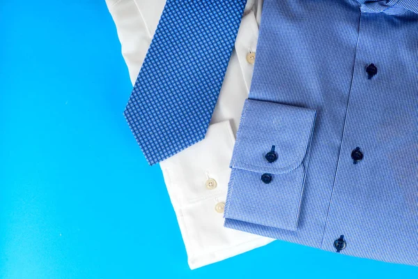 Стек синей и белой рубашки крупным планом на светлом фоне . — стоковое фото