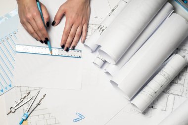 Taslak üzerinde çalışan bir mimar.