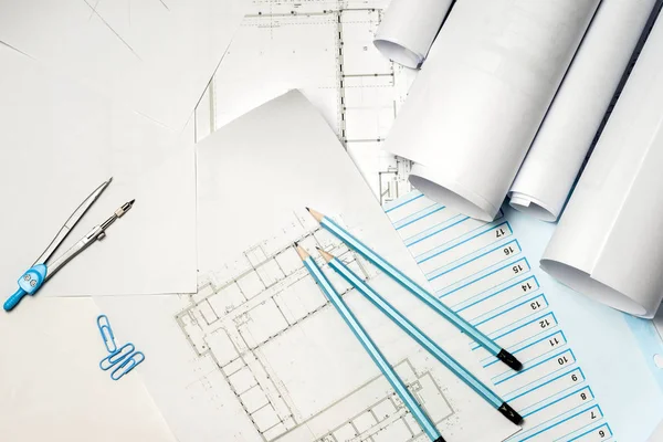 Taslak üzerinde çalışan bir mimar.