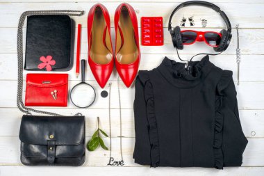 Kadın giyim ayarla ve aksesuarları üzerinde ahşap arka plan beyaz.