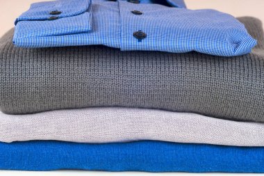 yığın üzerinde beyaz izole giyim