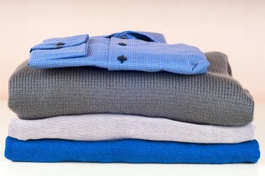 yığın üzerinde beyaz izole giyim