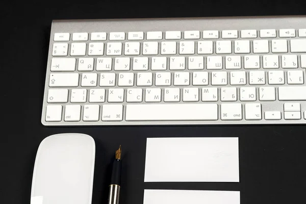Office fekete asztal fehér számítógéppel, kellékek. — Stock Fotó