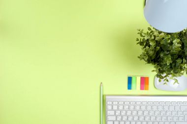 Bilgisayar, sarf malzemeleri ve kahve fincanı ile ofis resepsiyon masası. Üstten Görünüm. kopya alanı