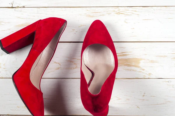 Yüksek topuklu kırmızı kadın ayakkabıları
