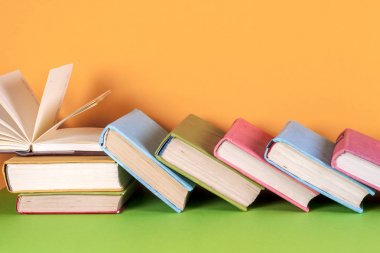 Açık kitap, parlak arkaplan üzerine ciltli kitaplar.