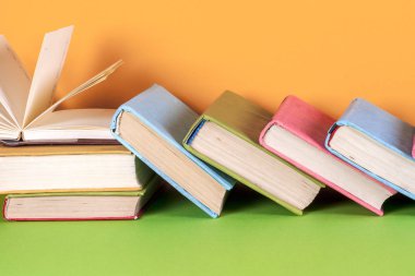 Açık kitap, parlak arkaplan üzerine ciltli kitaplar.