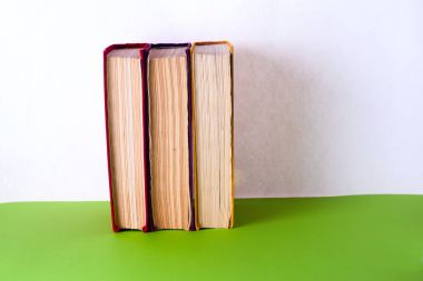 Parlak renkli arka plan üzerinde renkli kitap seti. Okula dönüş