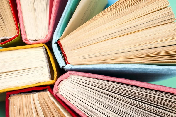 Bovenaanzicht van heldere kleurrijke hardback boeken in een cirkel. — Stockfoto