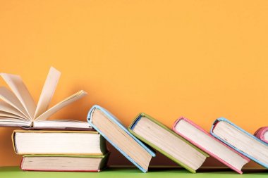 Açık kitap, parlak arkaplan üzerine ciltli kitaplar.