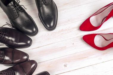 Beyaz arka plan üzerinde Mens ve kırmızı yüksek topuk Bayan Ayakkabı