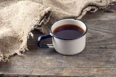 Eski kitaplar vintage, fincan çay, kek ve anahtarlar üzerinde rustik ahşap masa