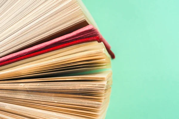 Top view of bright colorful hardback books in a circle. — Stock Photo, Image