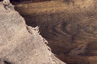 Tahta arka planda çuval bezi.