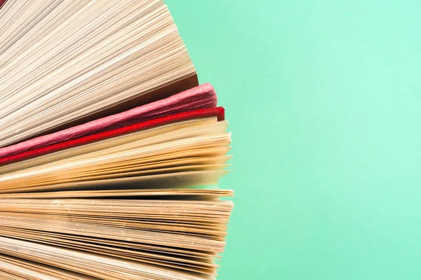 Bir daire içinde parlak renkli ciltli kitapların Üstten Görünüm.