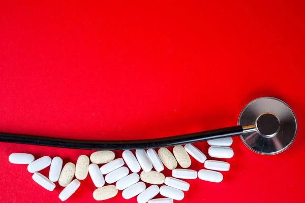 Hap, Tablet ve beyaz arka plan üzerinde stetoskop