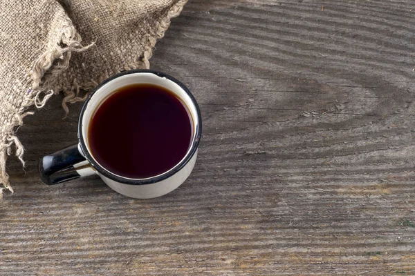 Eski kitaplar vintage, fincan çay, kek ve anahtarlar üzerinde rustik ahşap masa