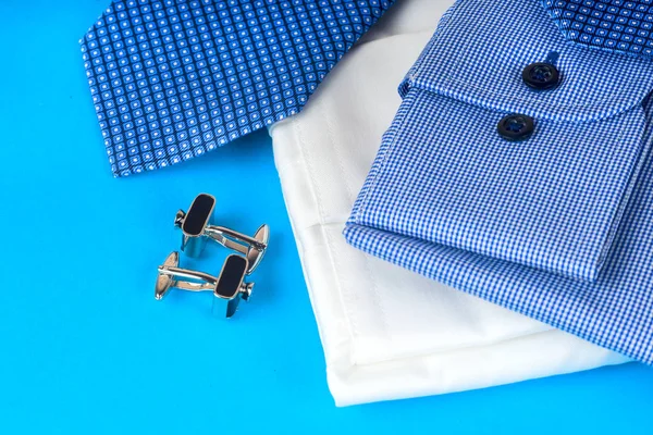 Mavi ve beyaz gömlek closeup hafif bir arka plan üzerinde yığını.