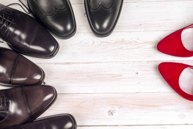 Beyaz arka plan üzerinde Mens ve kırmızı yüksek topuk Bayan Ayakkabı