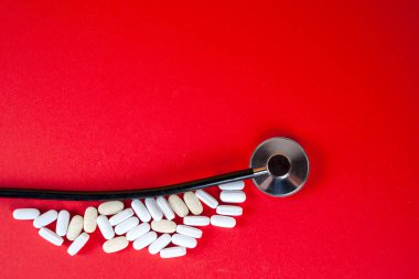 Hap, Tablet ve beyaz arka plan üzerinde stetoskop