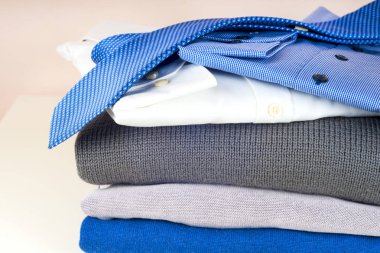 yığın üzerinde beyaz izole giyim