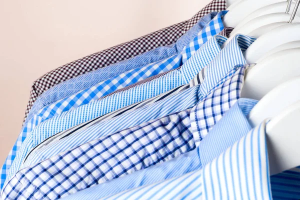 Kleiderbügel mit Hemden. Herrenbekleidung — Stockfoto