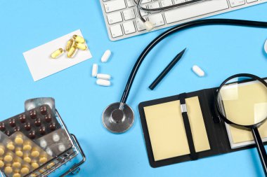 Hapları ve bir stetoskop tıbbi rapor.