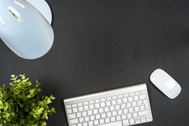 Ofis siyah masa, beyaz bilgisayar, malzemeler..