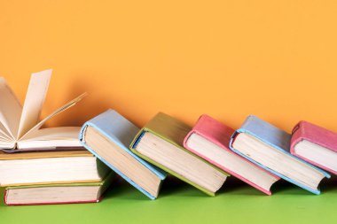 Açık kitap, parlak arkaplan üzerine ciltli kitaplar.