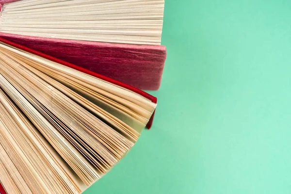 Top view of bright colorful hardback books in a circle. — Stock Photo, Image