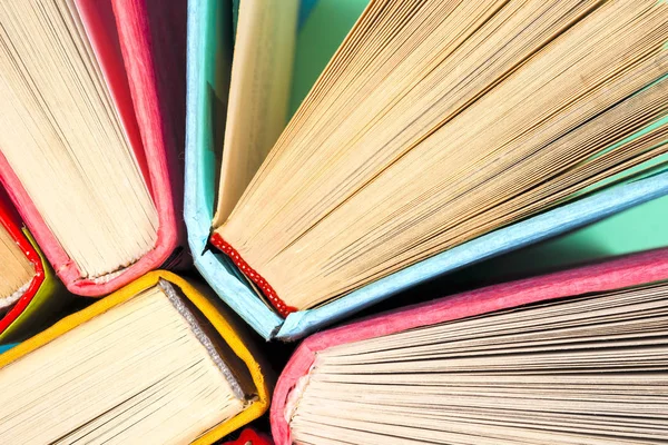 Vista dall'alto di libri rigidi colorati luminosi in un cerchio . — Foto Stock