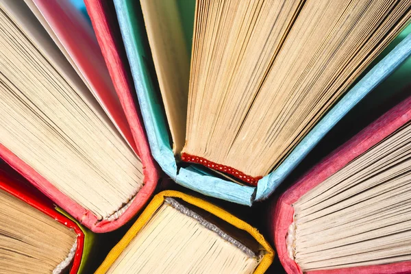 Top view of bright colorful hardback books in a circle. — Stock Photo, Image