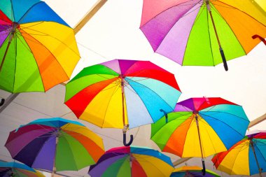 Renkli şemsiyeler. Gökyüzünde renkli şemsiyeler. Sokak dekorasyonu.