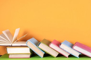 Açık kitap, parlak arkaplan üzerine ciltli kitaplar.