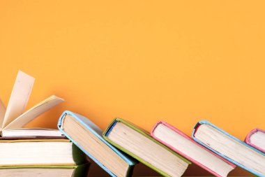 Açık kitap, parlak arkaplan üzerine ciltli kitaplar.