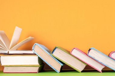 Açık kitap, parlak arkaplan üzerine ciltli kitaplar.