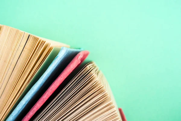 Vista dall'alto di libri rigidi colorati luminosi in un cerchio . — Foto Stock