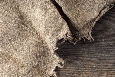 Tahta arka planda çuval bezi.