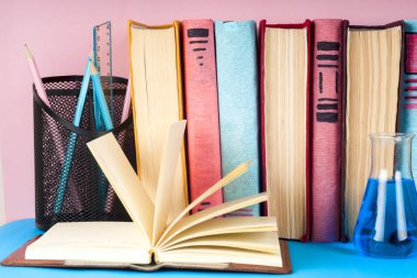 Açık kitap, parlak arkaplan üzerine ciltli kitaplar.