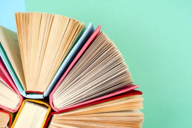 Bir daire içinde parlak renkli ciltli kitapların Üstten Görünüm.